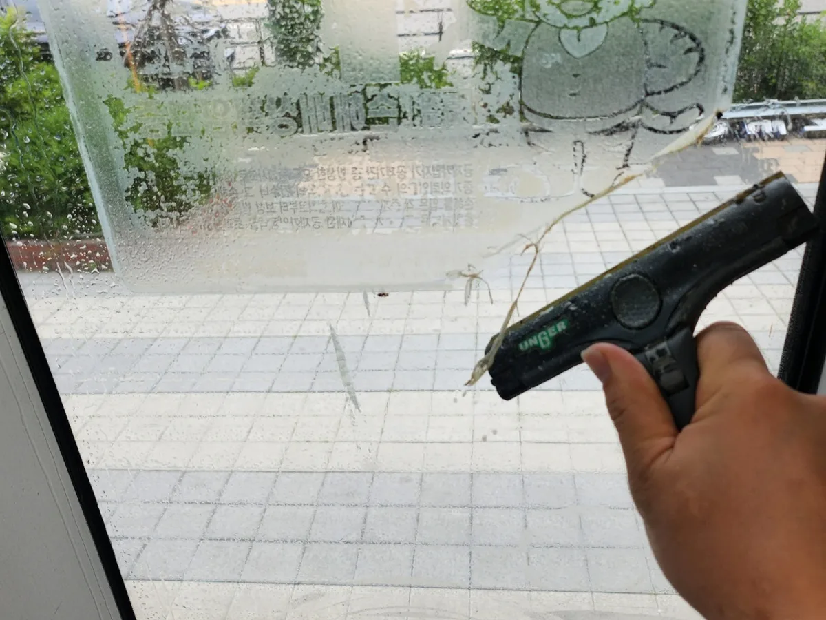 수성구 사월동 사무실 블라인드 쇼윈도 위생청소 사례 - 행진크린