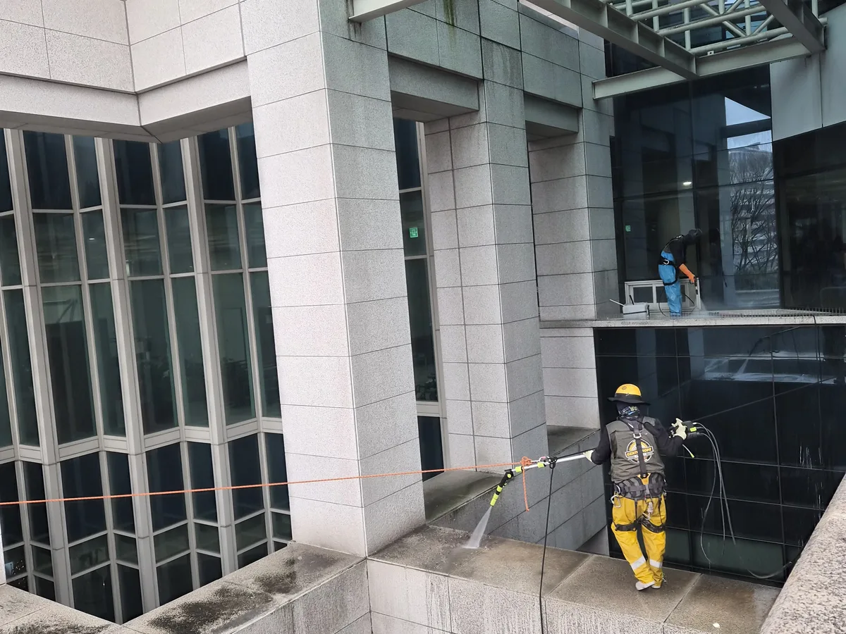 남구 이천동 상가건물 옥상 파라펫 장비 주변 정밀 위생청소 사례 - 행진크린