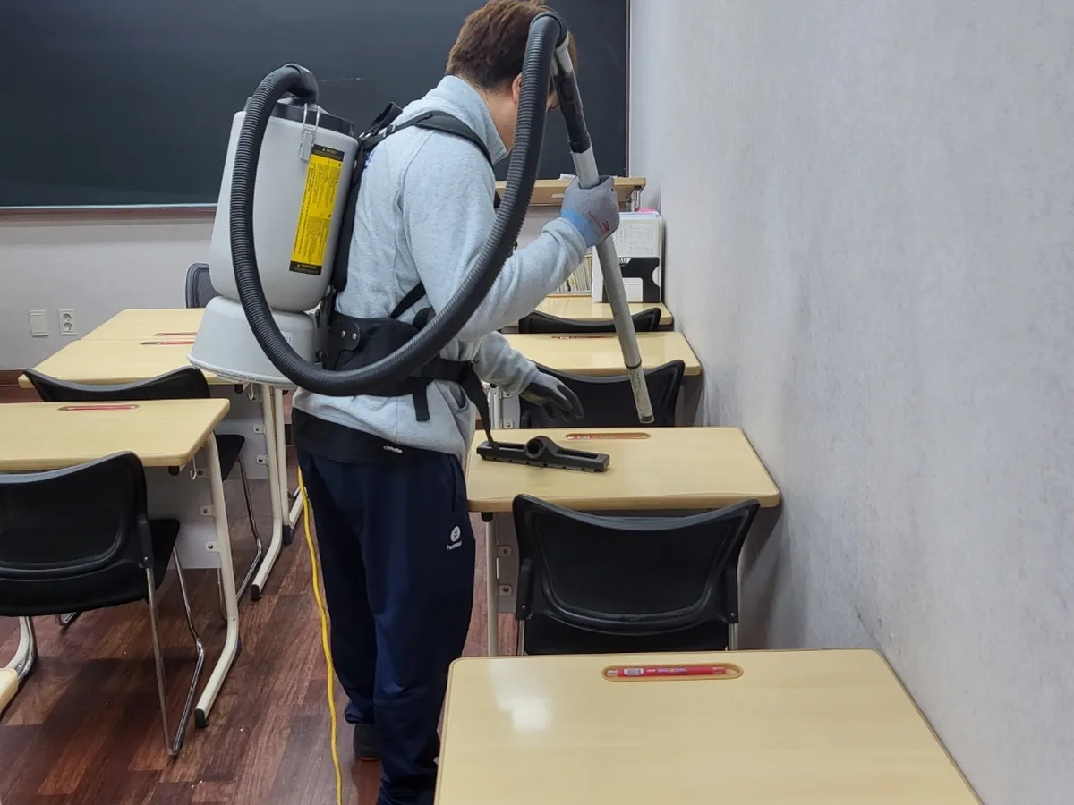 남구 봉덕동 학교 현관·중앙홀 바닥 위생청소 사례 - 행진크린